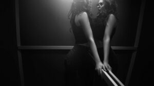 girl-in-the-elevator-1382908_1920