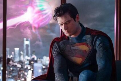 Novas Fotos do Set de Superman Revelam David Corenswet em Traje Completo